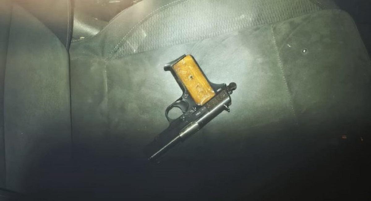 Arma recuperada por los policías locales.