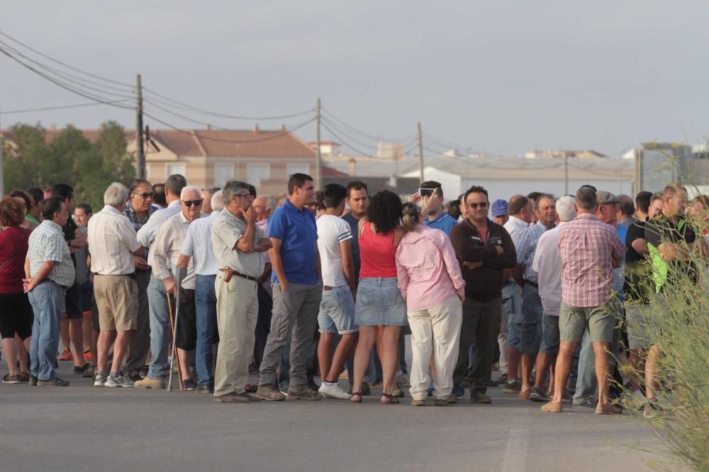 Protesta agricultores por el sellado del desagüe