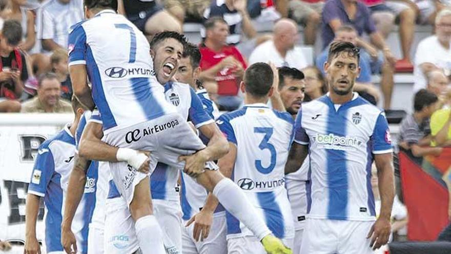 Los jugadores del Atlético Baleares celebran el domingo el gol de Oliva en Formentera.