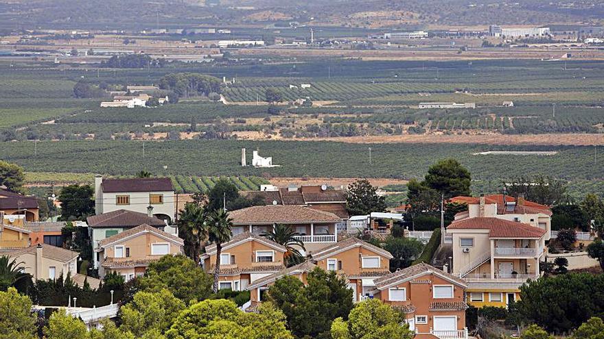 Vistas de algunas viviendas en Calicanto. | MIGUEL ÁNGEL MONTESINOS