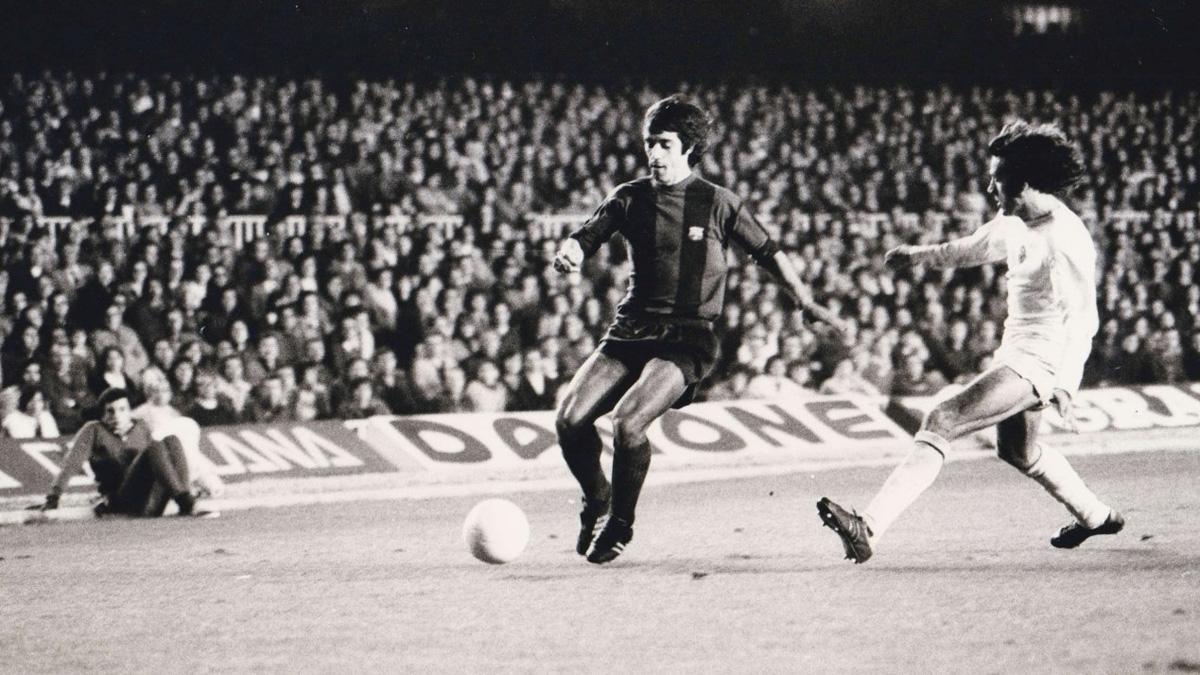 Manuel Tomé, en una acción con la camiseta del FC Barcelona en el Camp Nou