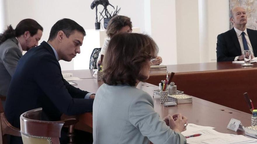 El presidente del Gobierno, Pedro Sánchez (c), que preside la reunión de Consejo de Ministros, junto al vicepresidente Pablo Iglesias (i) y la vicepresidenta, Carmen Calvo (d).