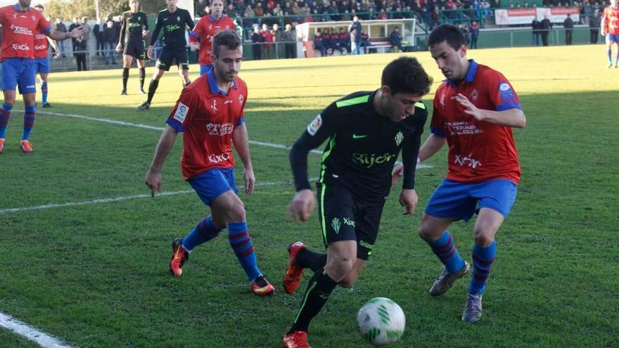 Ramón conduce el balón entre los jugadores del Ceares Cris García y Natan.