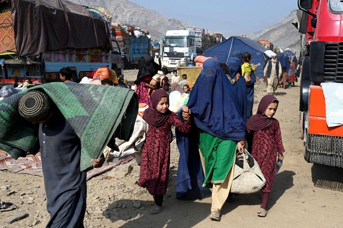 Colapso en la frontera de Pakistán al cumplirse el plazo para la expulsión de refugiados afganos indocumentados