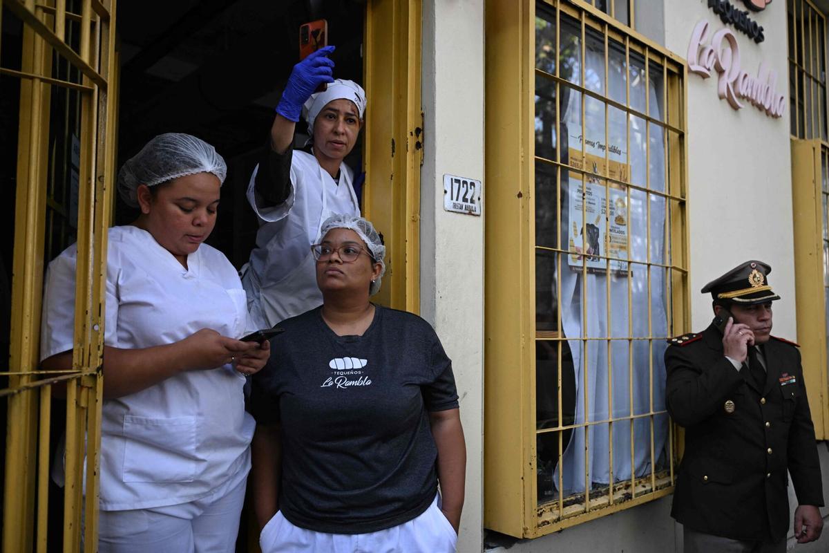 People wait for the passage of the funeral cortege of Uruguays former President Jose Pepe Mujica in downtown Montevideo, on May 14, 2025, a day after his death. Mujica, an ex-guerrilla fighter and hero of the Latin American left, died on May 13, 2025 at the age of 89. The humble leader -- who once spent a dozen years behind bars for revolutionary activity -- lost his battle against cancer after announcing in January the disease had spread and he would stop treatment. (Photo by Eitan ABRAMOVICH / AFP)