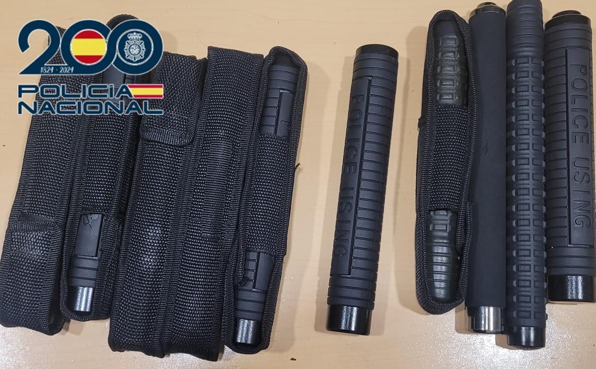 Las defensas extensibles intervenidas en Xàtiva por la Policía Nacional.