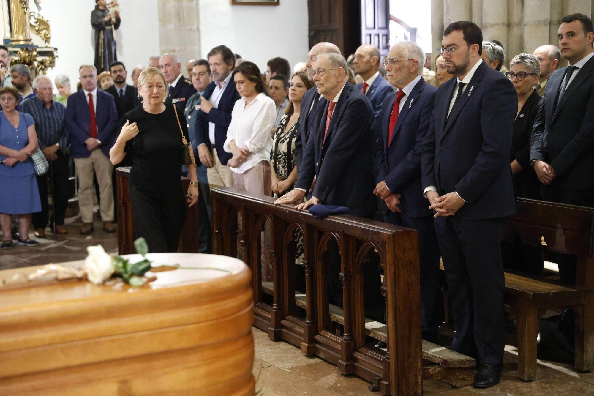 Las imágenes del funeral de Antonio Trevín en la basílica de Llanes.