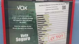 Los carteles de Vox en el Metro de Madrid contra las ayudas a inmigrantes: "No se puede permitir"