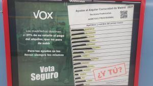 Vox cuelga carteles racistas en el metro del sur de Madrid y carga contra las ayudas preferentes para inmigrantes.