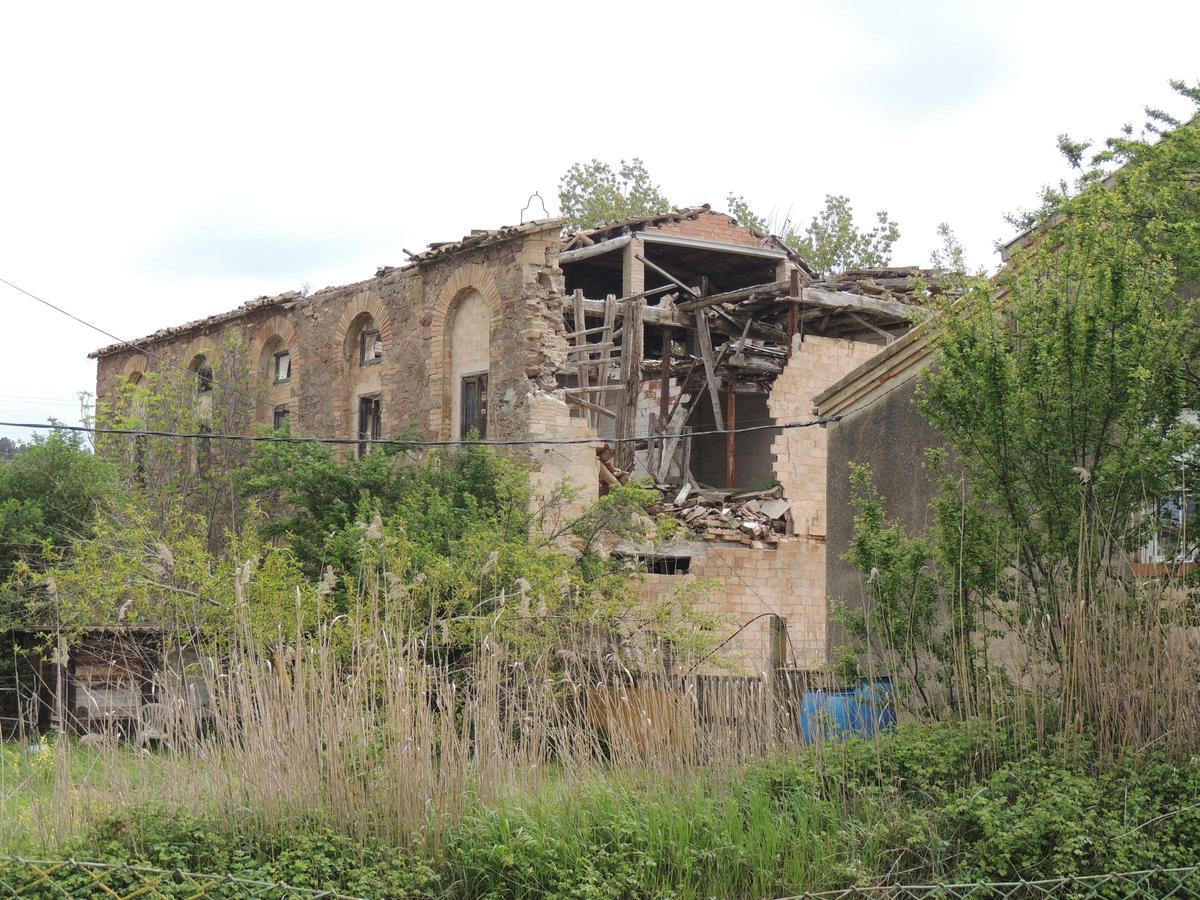 La fàbrica de Can Canals, a Sant Joan de Vilatorrada, té algunes parts enderrocades