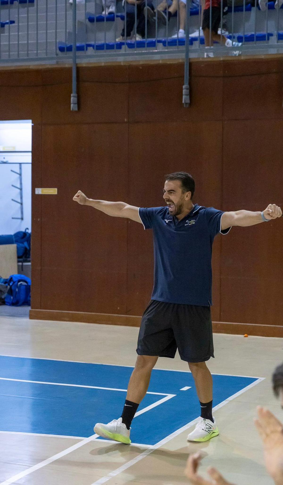 Kako Hernández, técnico del Arona.