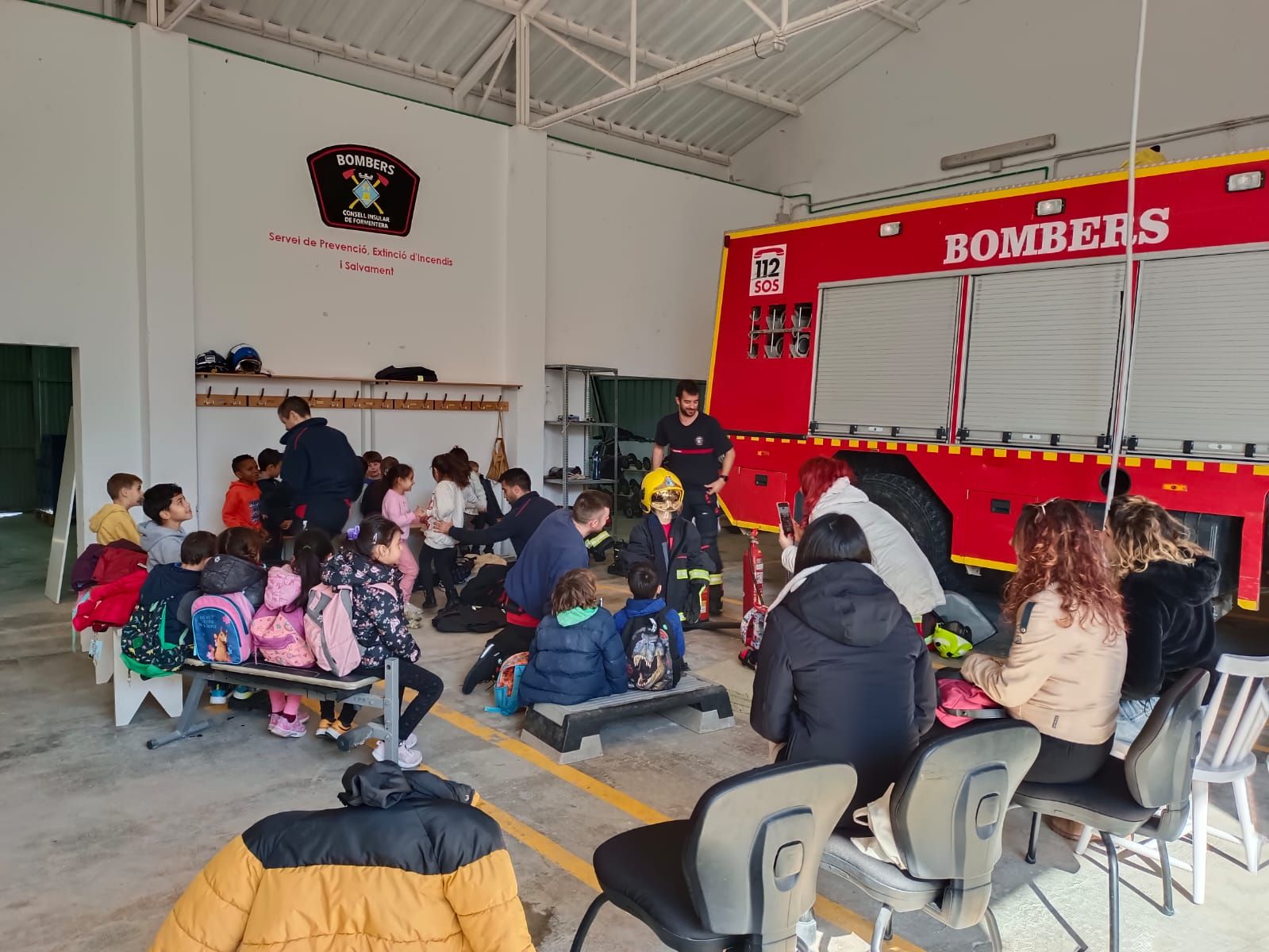 Galería: Bomberos por un día en los centros escolares de Formentera