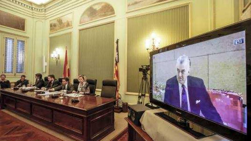 Barcenas declaró ante la comisión de Son Espases por vídeo conferencia pero ahora Castro quiere verle la cara.
