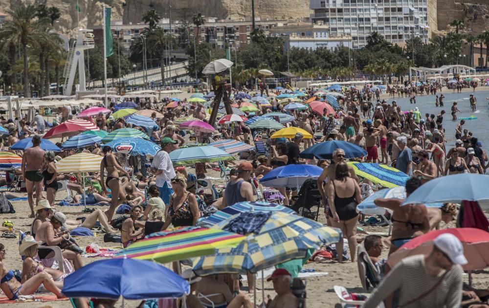 La playa del Postiguet, llena por las altas temperaturas