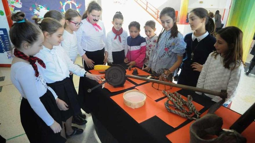 Alumnas del colegio A Escardia observan los utensilios antiguos de la exposición &quot;A vida no tempo de Rosalía&quot;. // Iñaki Abella