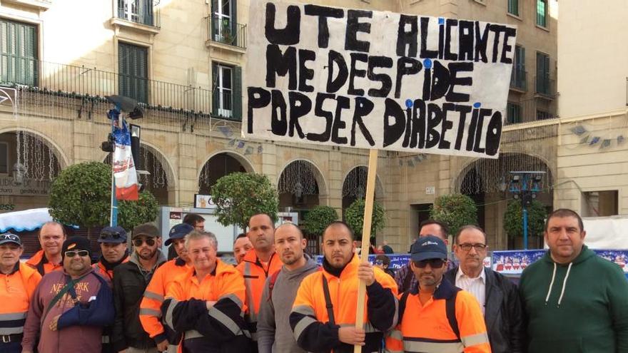 Los dos empleados despedidos, justo en primer término, en la plaza del Ayuntamiento.