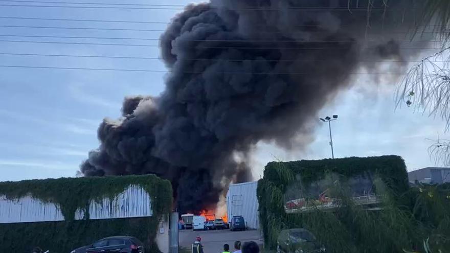 Declarado un incendio en un desguace del Guadalhorce