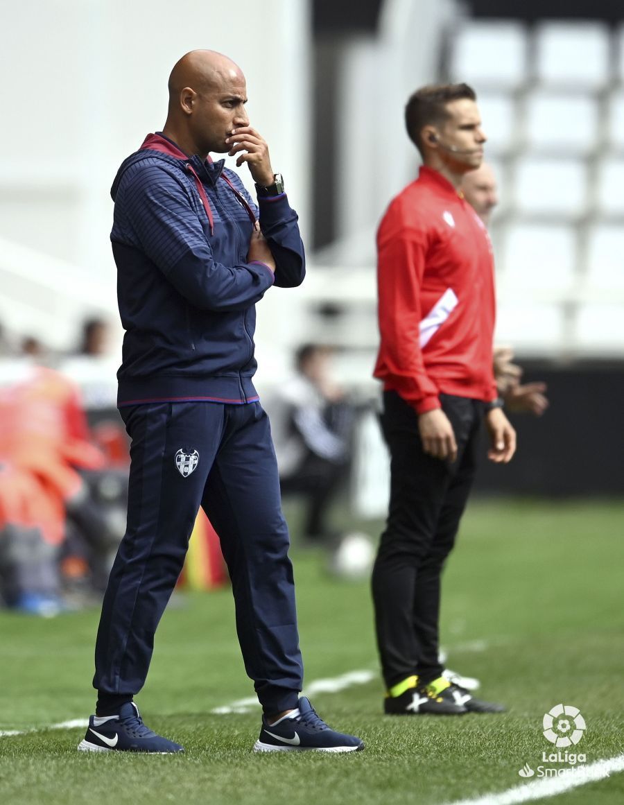 Nafti dirigiendo a su equipo en el estadio del Burgos.