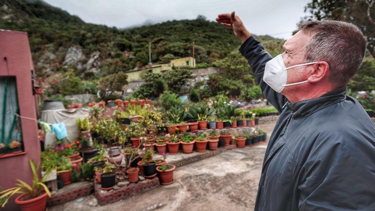 Aníbal explica que la conexión de agua está a 400 metros de su casa.