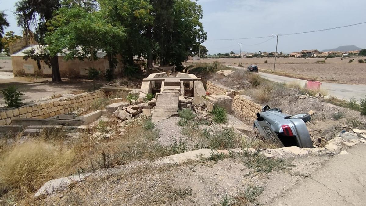 Un vehículo accidentado en un puente de La Hoya