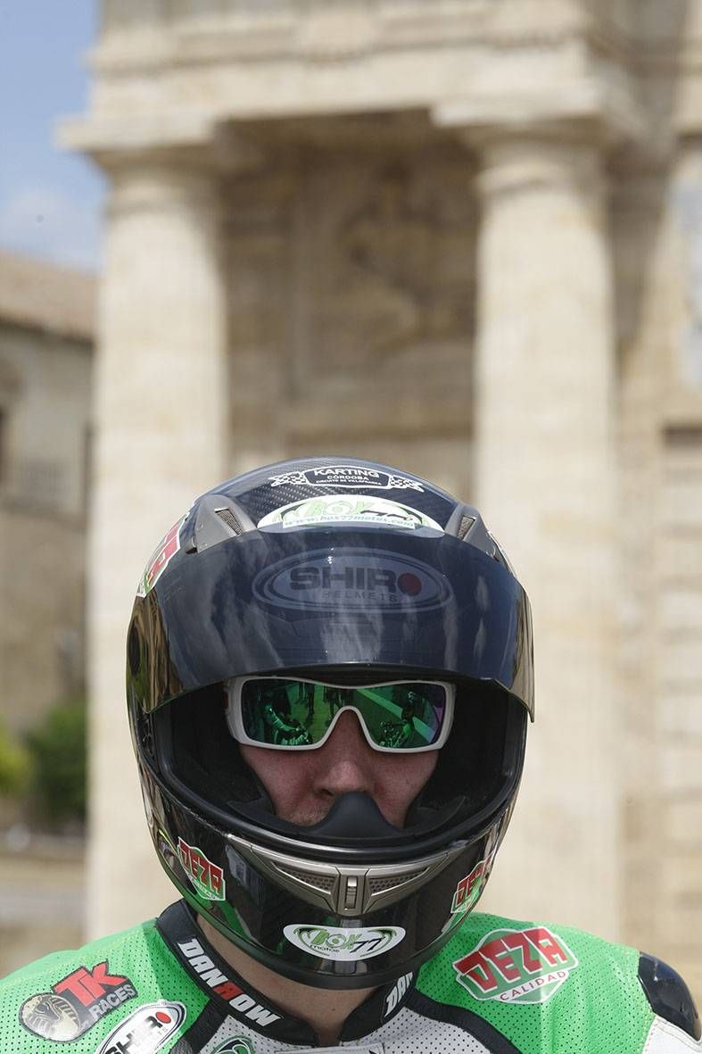 Las motos toman el puente Romano.