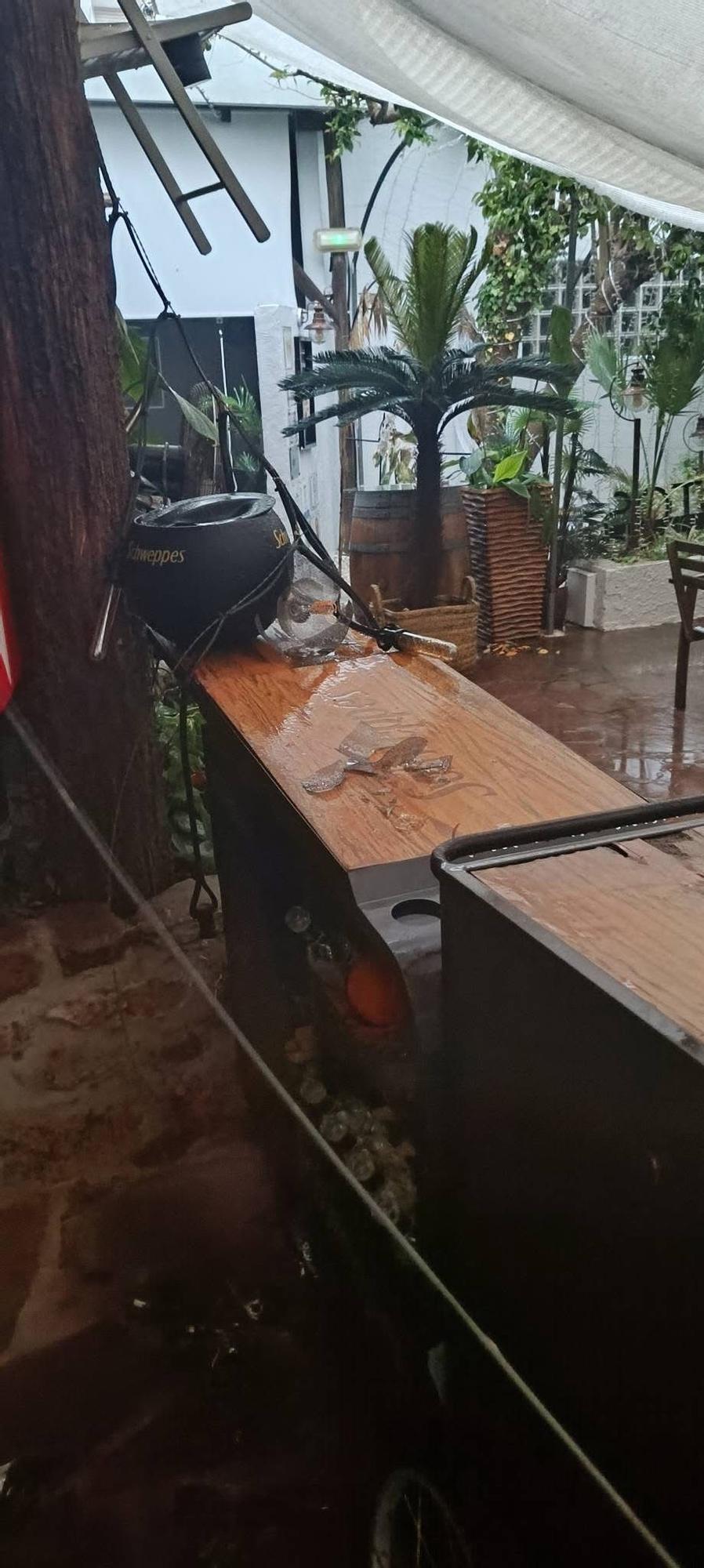Impactantes destrozos en la terraza de un conocido gastrobar de Segorbe por el granizo