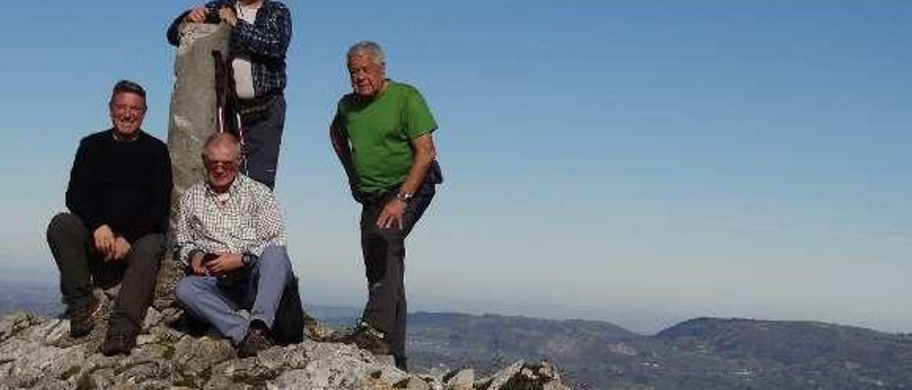 Senderistas, en la cumbre del pico La Varallonga.