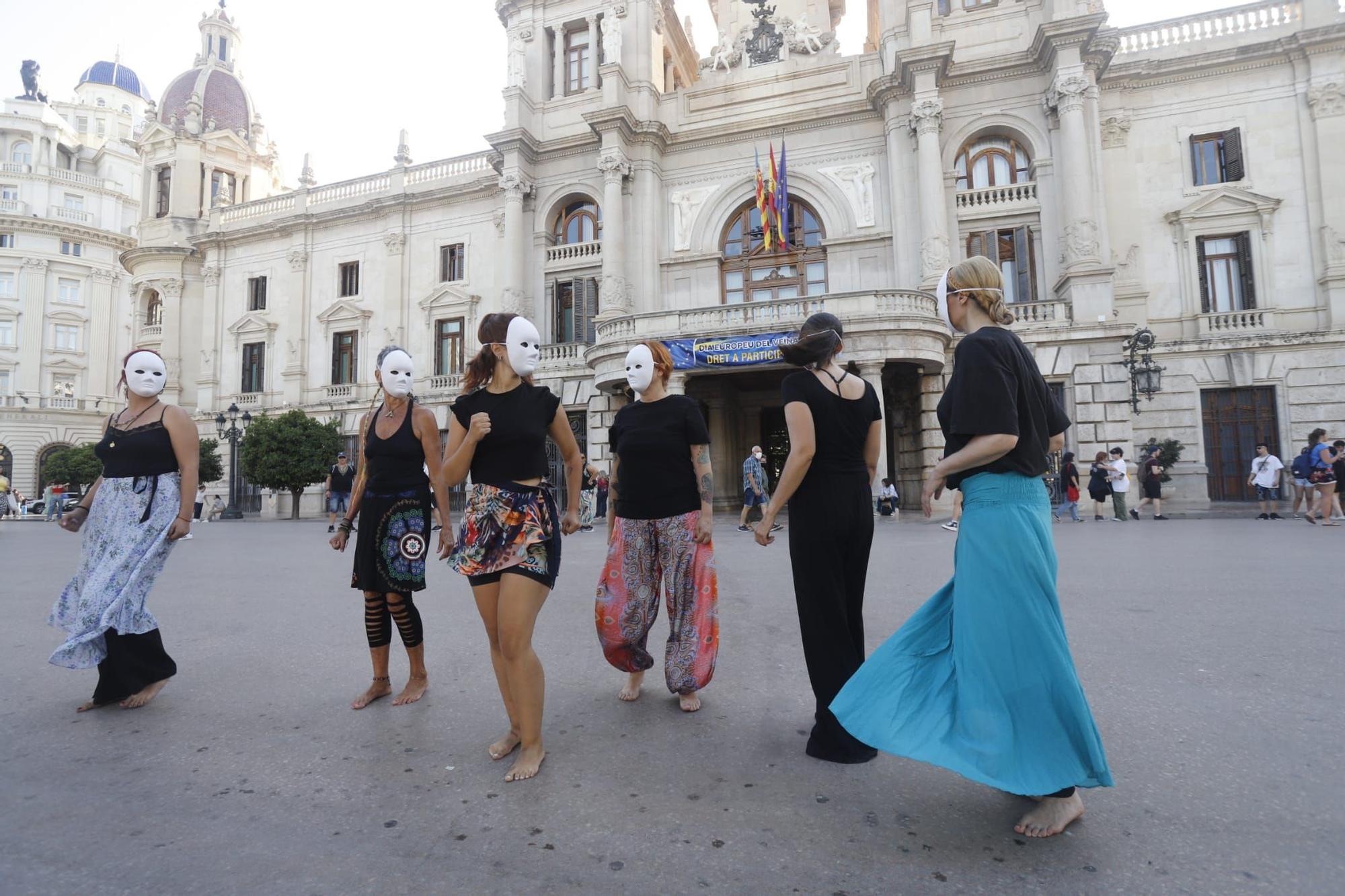 Performance en València para reivindicar la bajada del IVA de las compresas
