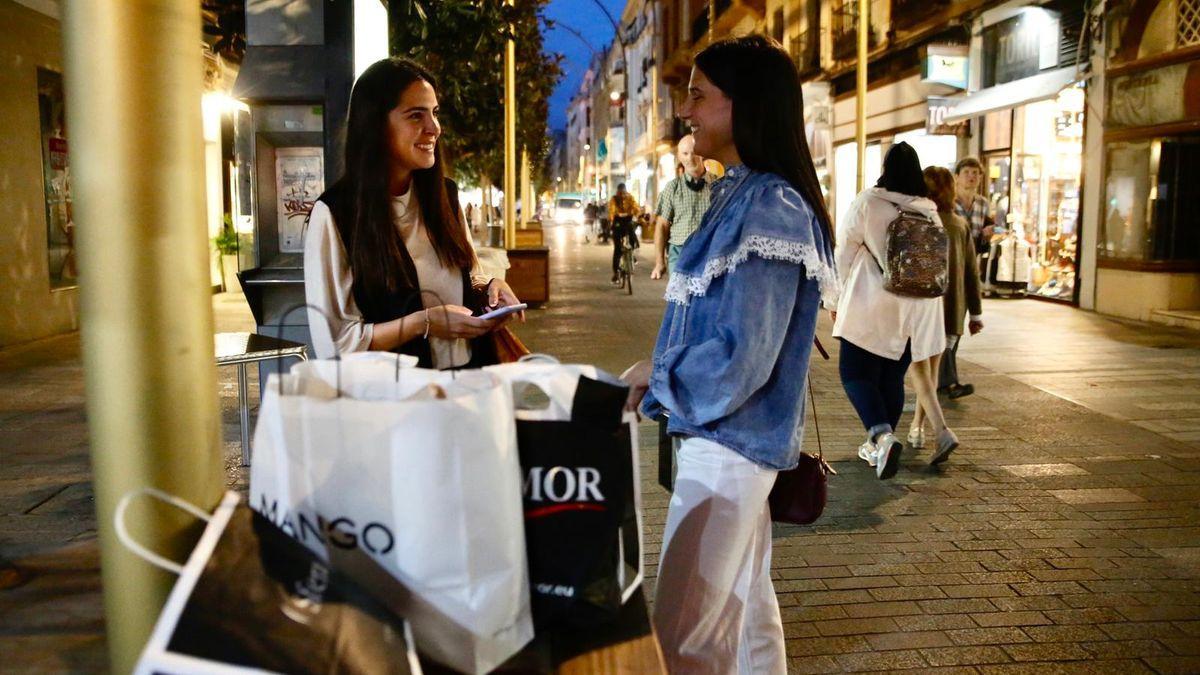 Dos jóvenes conversan tras sus compras el jueves, primer día de la Shopping Week de Córdoba.