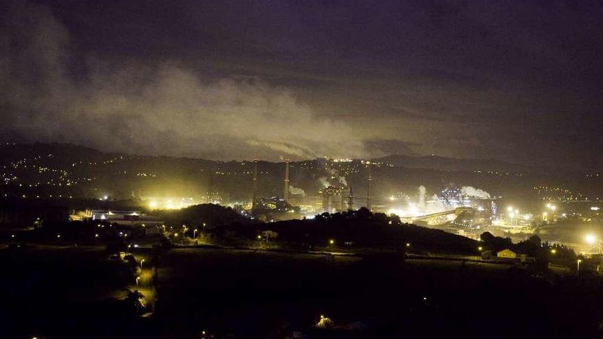 Actividad nocturna en la factoría de Arcelor Mittal en Gijón.