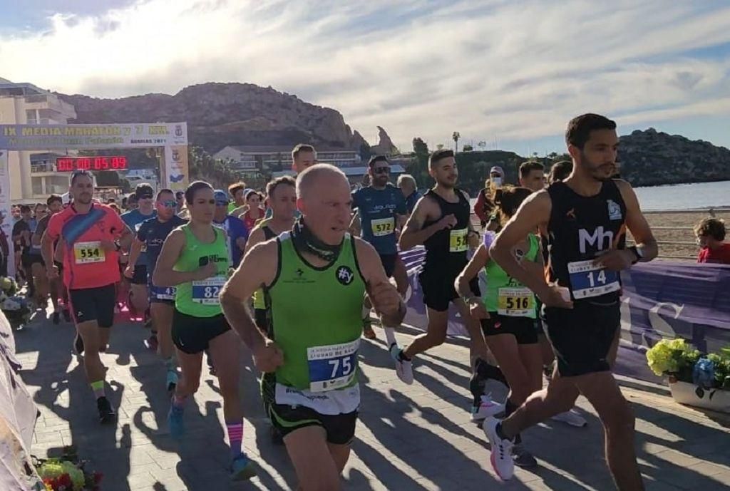 Estos todas las imágenes de la Media Maratón de Águilas