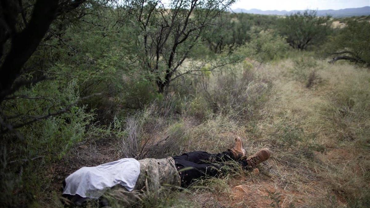 El cuerpo de Misael Paiz en el lugar del desierto de Sonora en el que se desplomó mientras intentaba entrar a EEUU.