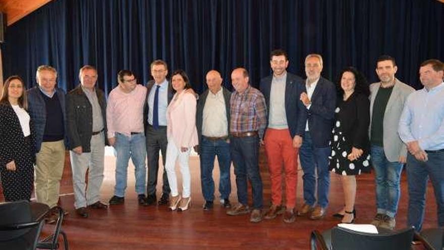 Feijóo, ayer, con la alcaldesa de Mos, miembros de la corporación y el presidente de la Comunidad de Montes de la localidad. // D.P.
