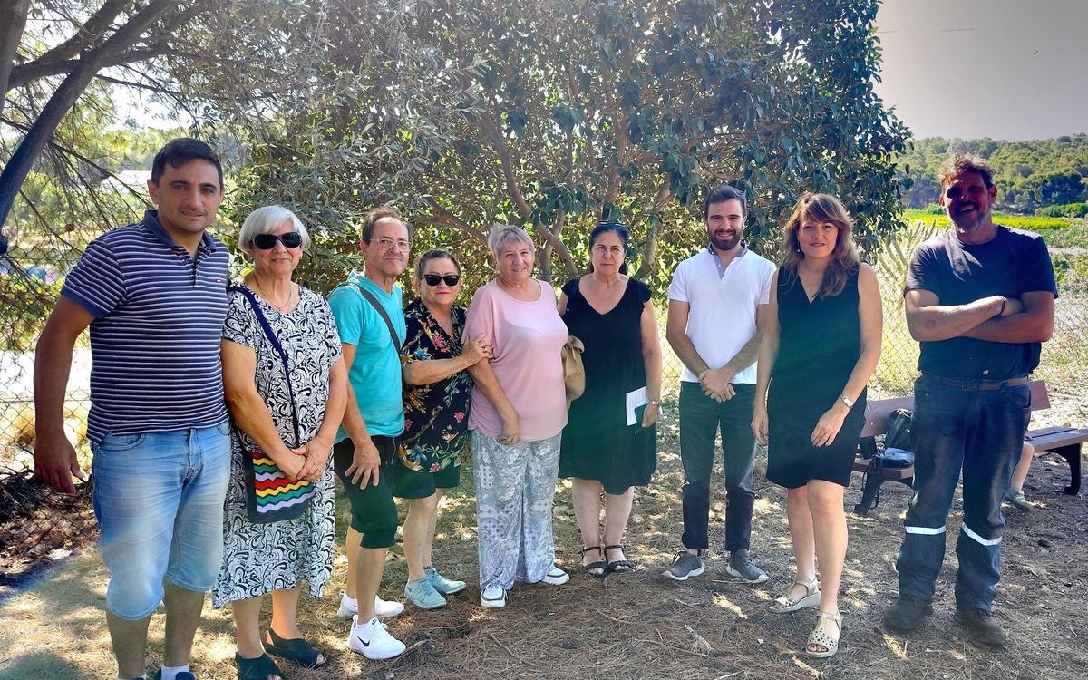 Vecinos del Pla del Bou junto con miembros de Compromís durante su visita