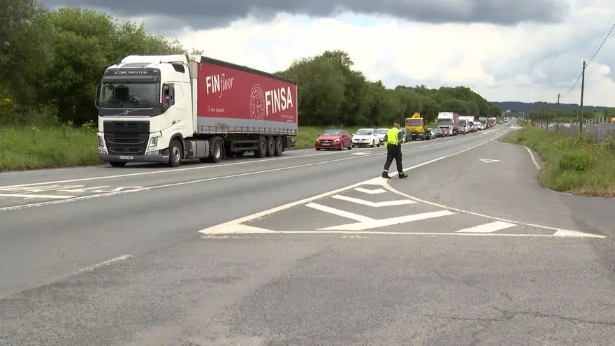 Gran retención de vehículos en la carretera de Coruña provocada por trabajadores de la empresa Finsa