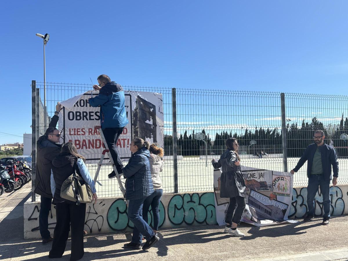Instalan pancartas en el vallado del centro.