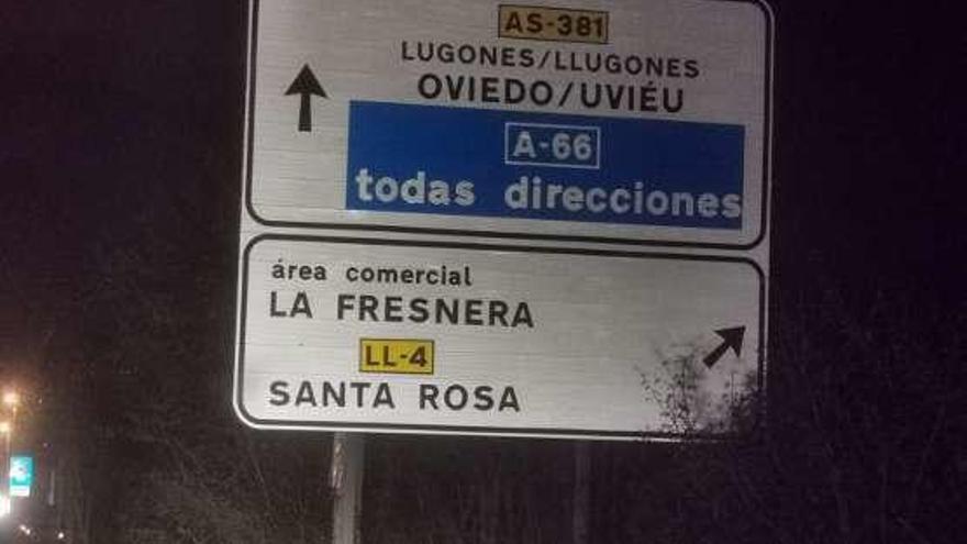 Señal situada en la antigua carretera de Gijón a Oviedo con el nombre de la localidad mal escrito.