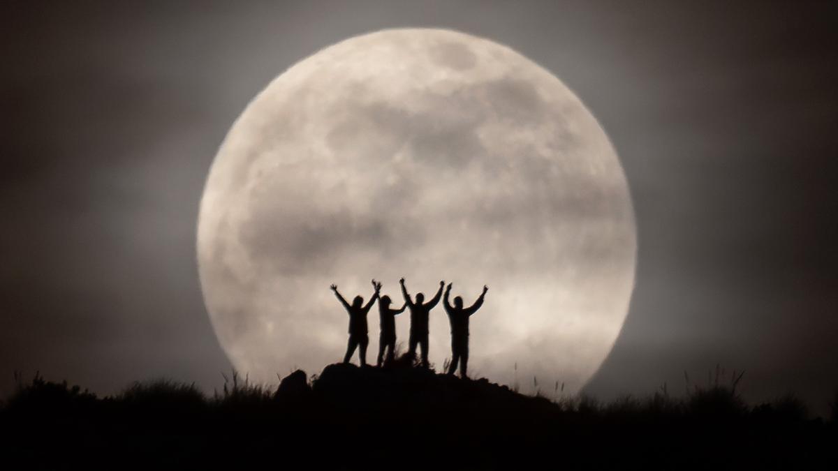 Los hermanos del astrofotógrafo Jordi L. Coy en la despedida con la Luna como protagonista.