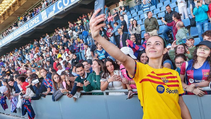 Un &#039;Balón de Oro&#039; sobre el Heliodoro Rodríguez López: así fue el bonito gesto de Aitana Bonmatí con la afición de la UD Costa Adeje