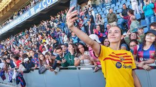 Un 'Balón de Oro' sobre el Heliodoro Rodríguez López: así fue el bonito gesto de Aitana Bonmatí con la afición de la UD Costa Adeje