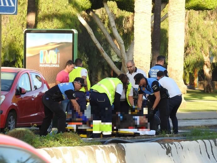 Dos heridos al atropellar una moto a un peatón en Maspalomas