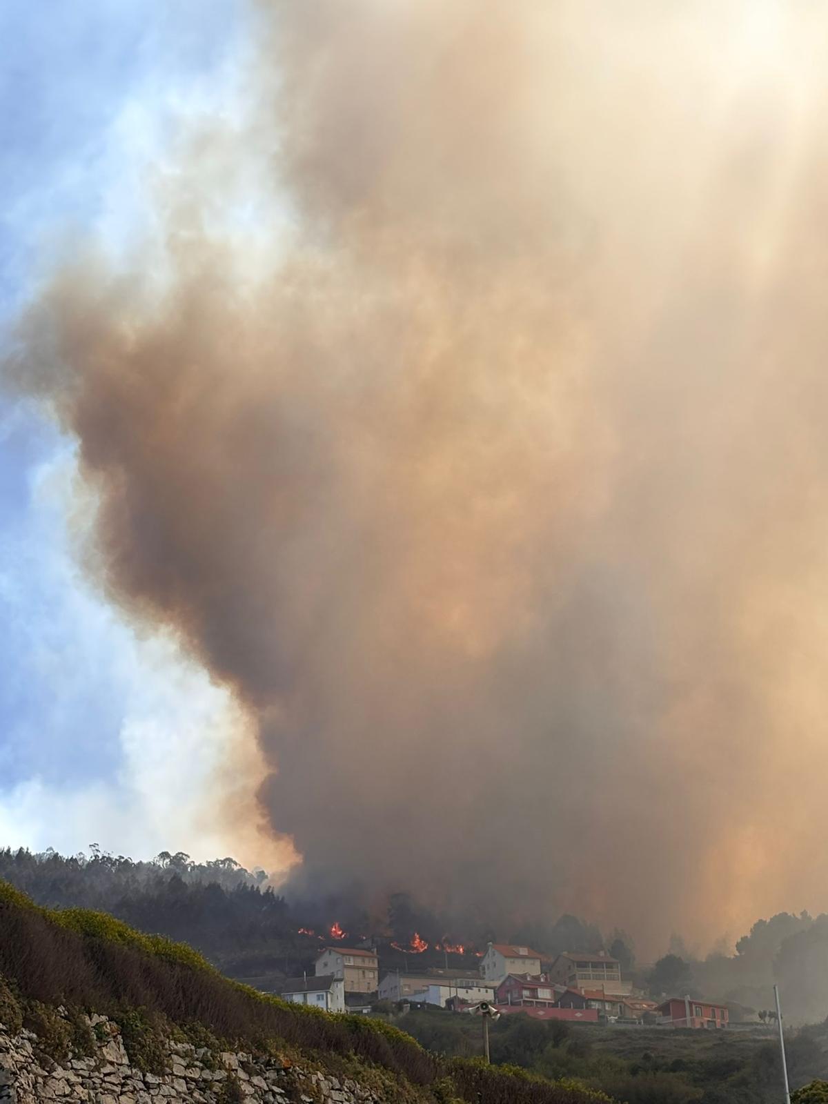 Activo un incendio forestal en Caión