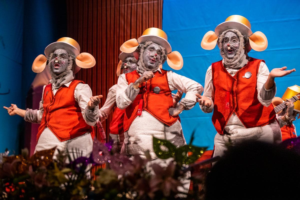 Los ratoncitos Pérez de 'Menuda noche' cerraron la modalidad de murgas.