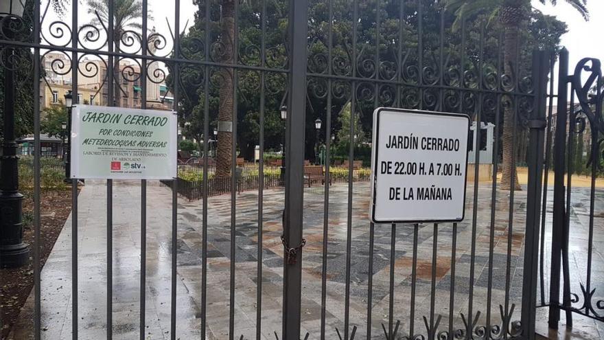 Entrada del Jardín de Floridablanca, cerrada esta mañana