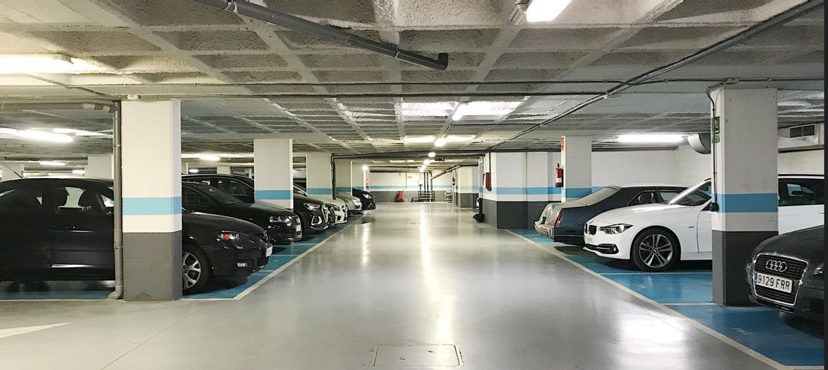 coches aparcados en plazas de garaje anunciadas en Fotocasa
