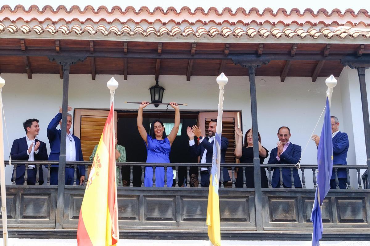 Davinia Falcón, tras tomar posesión hace dos años en la moción de censura, junto a José Déniz.