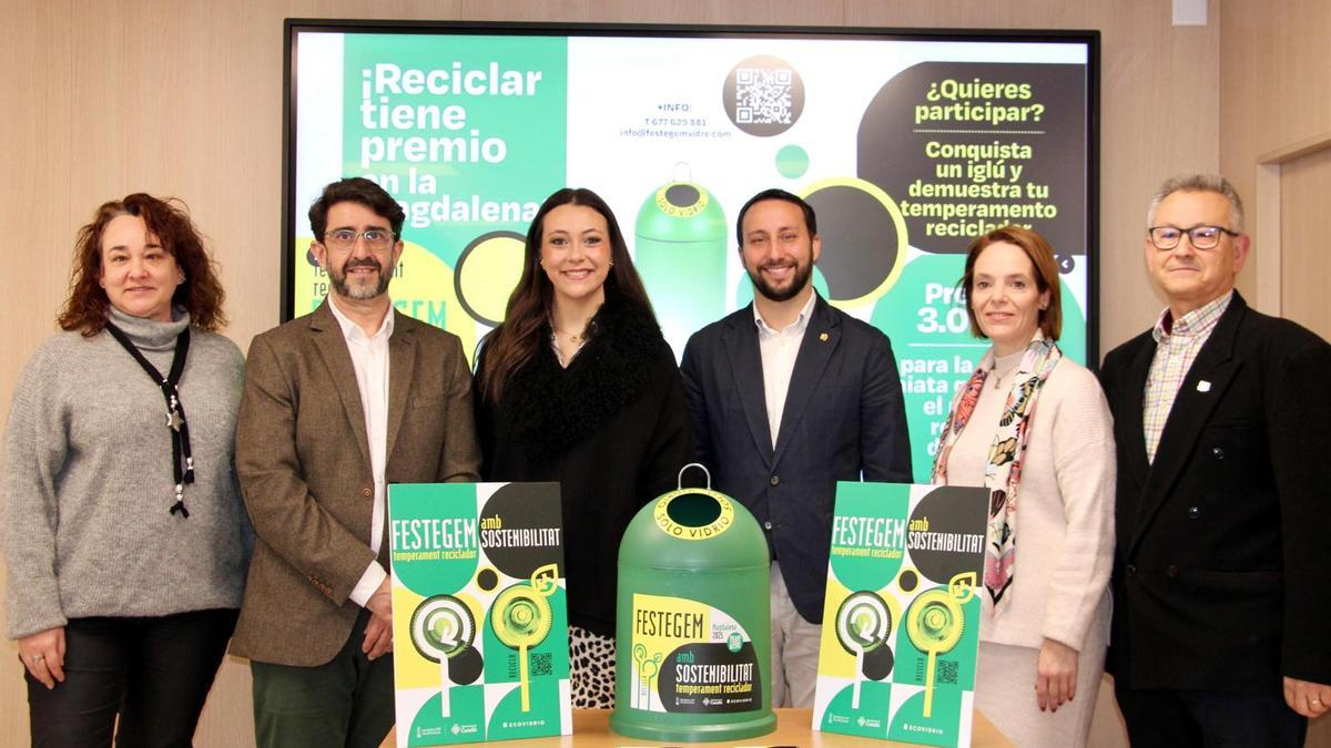 Els representant de Ecovidrio, Manuel Sala; la reina de les festes, paula Torres; els regidors Toledo i Selma i el representants de la Federació de Colles.