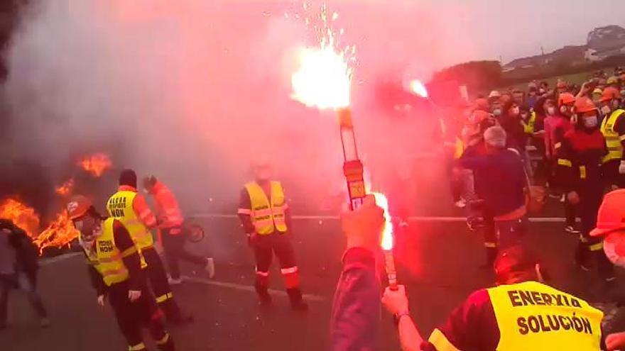 VÍDEO: Trabajadores de Alcoa cortan con barricadas de neumáticos la A-8