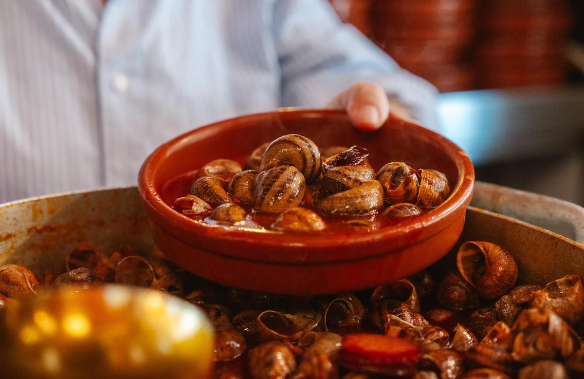 Los caracoles son el plato estrella en Casa Amadeo: cada domingo venden más de 70 kilogramos.