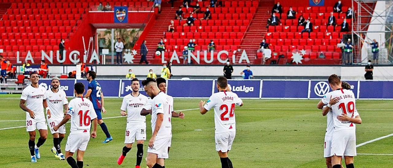 Los jugadores del Sevilla celebran el gol del holandés Luuk de Jong, primer tanto de Primera División que se marca en La Nucía.